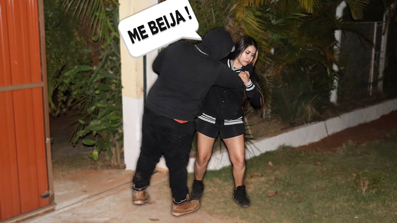 UM CARA ESTRANHO INVADIU A CASA E TENTOU BEIJAR A LARISSA NA NOVA HOUSE