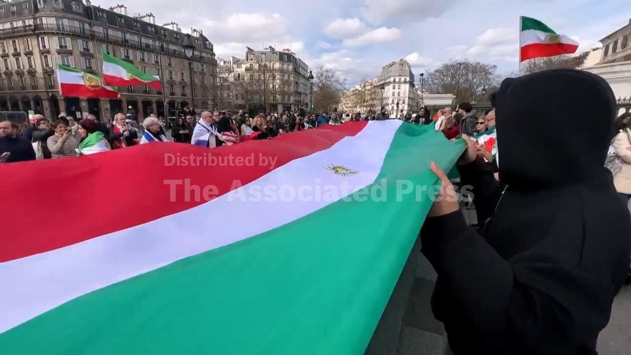 Crowds in Paris welcome strikes on Iran