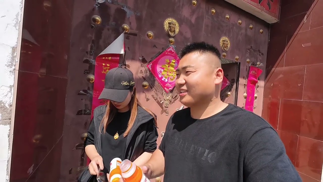 胖军带媳妇回家看望父亲，父亲好酒好菜招待，迎来娇娇脸色大转变#夫妻 #夫妻相处之道 #婆媳关系