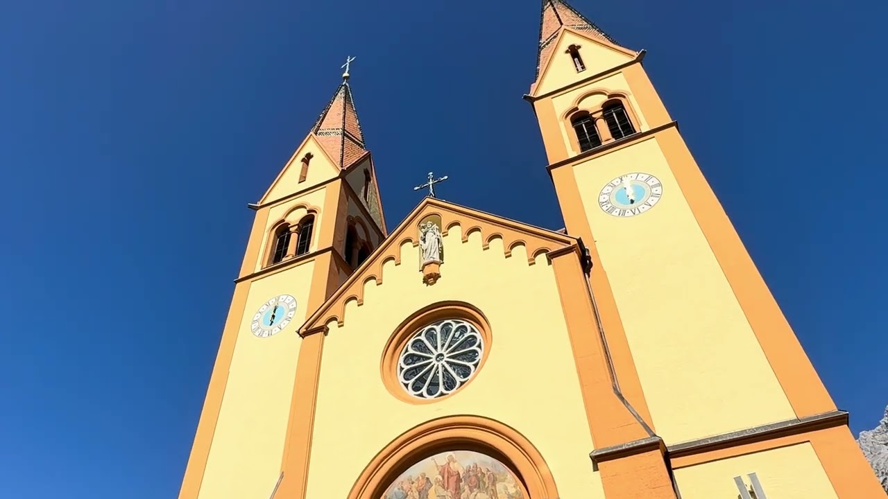 Telfs (A-Tirol) Sonntagseinläuten der Dekanatspfarrkirche St. Peter und Paul