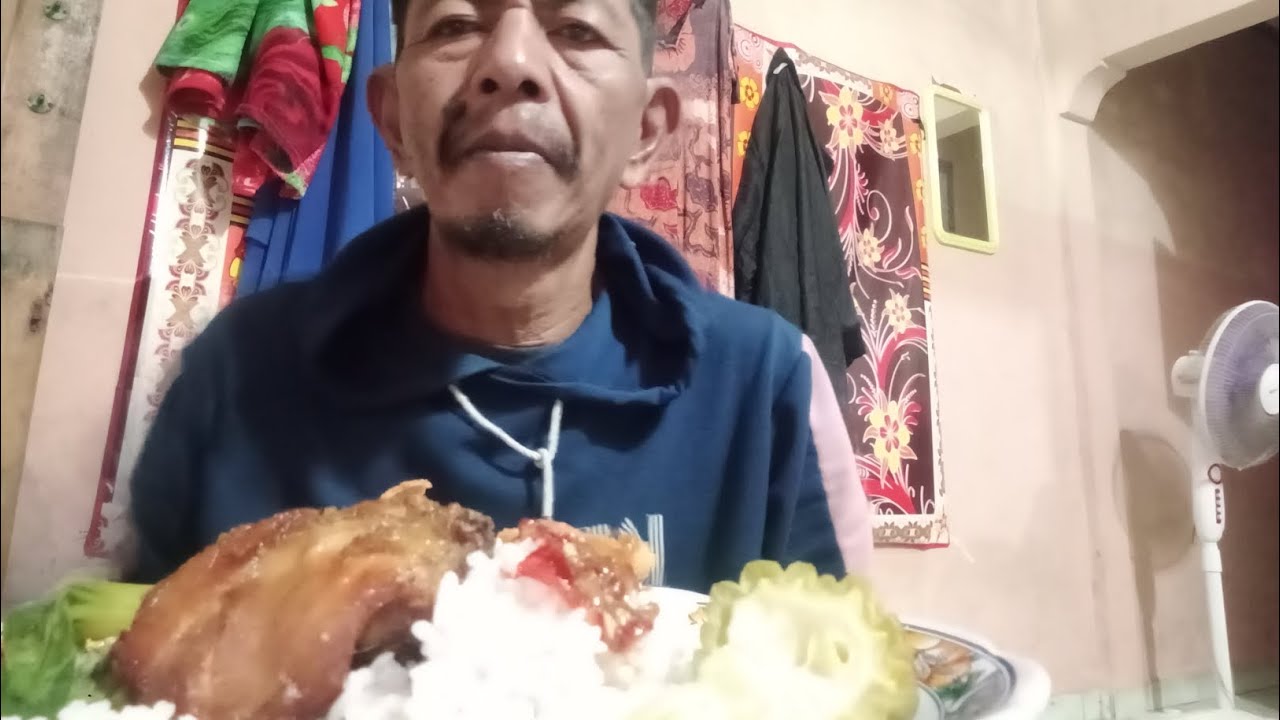 Mata Masih ngantuk Jangan lupa makan sahur harus di paksa biar kuat puasane 