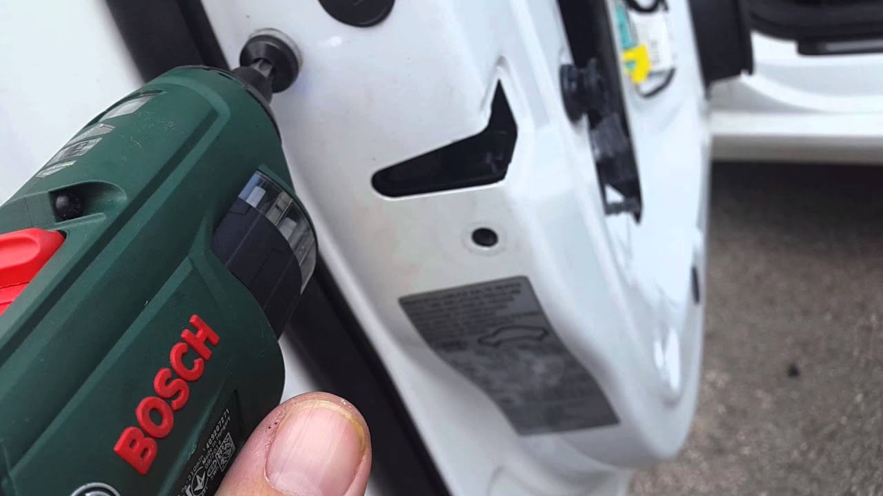 démontage garniture de porte serrure et barillet porte avant gauche AUDI A4 B8