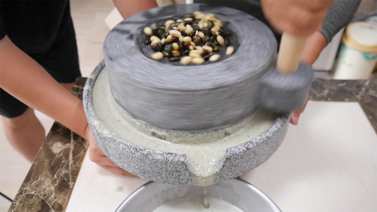 콩을 맷돌에 직접 갈아 만든 시원한 [[콩국수(Cold bean-soup noodles)]] 요리&먹방!! - Mukbang eating show