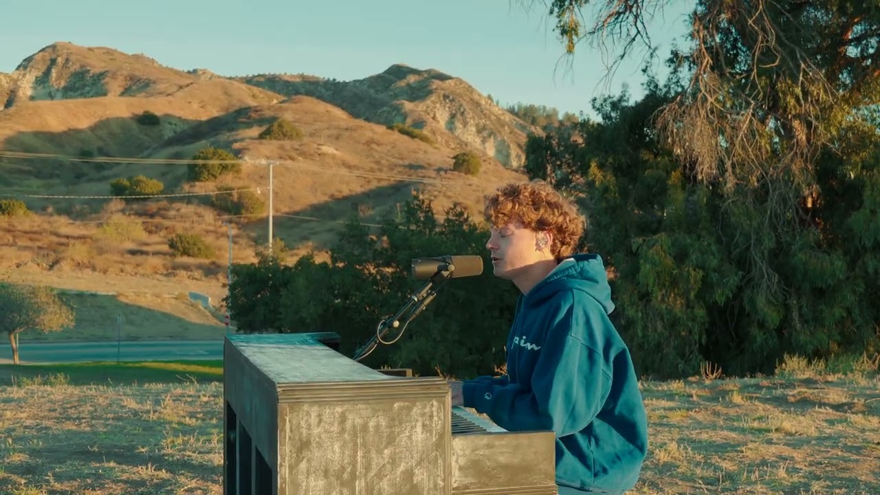 Kieran Rhodes - I've Got Superpowers (Live on a Windy Hilltop) | Piano in the Wild