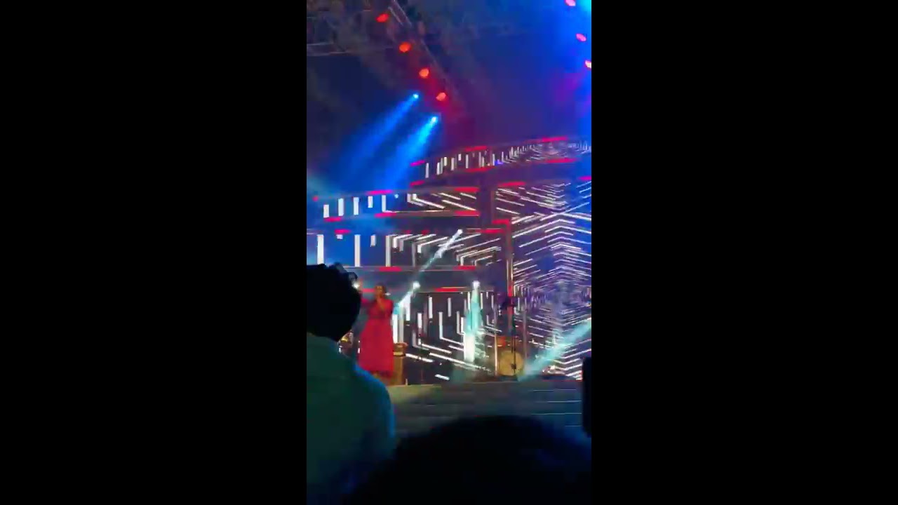 Shreya Ghoshal singing &ldquo;Nagada sang dhol..&rdquo; @ vit riviera 2020