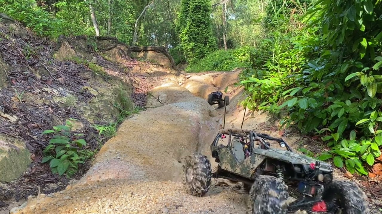 Rc crawlers Axial Wraith vs RGT Rockhammer..
