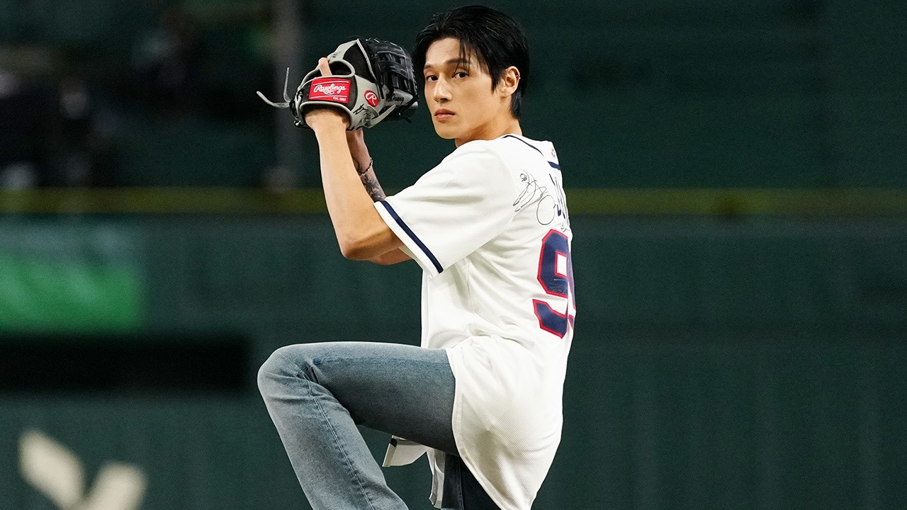 Wooyoung from Korean group ATEEZ throws out the first pitch before the 2026 World Baseball Classic!