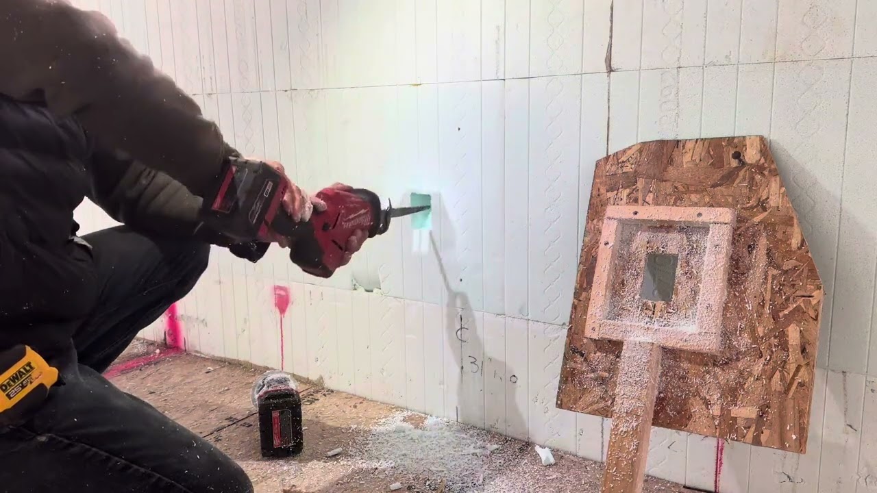 Металлические электромонтажные коробки в стенах из пенобетона