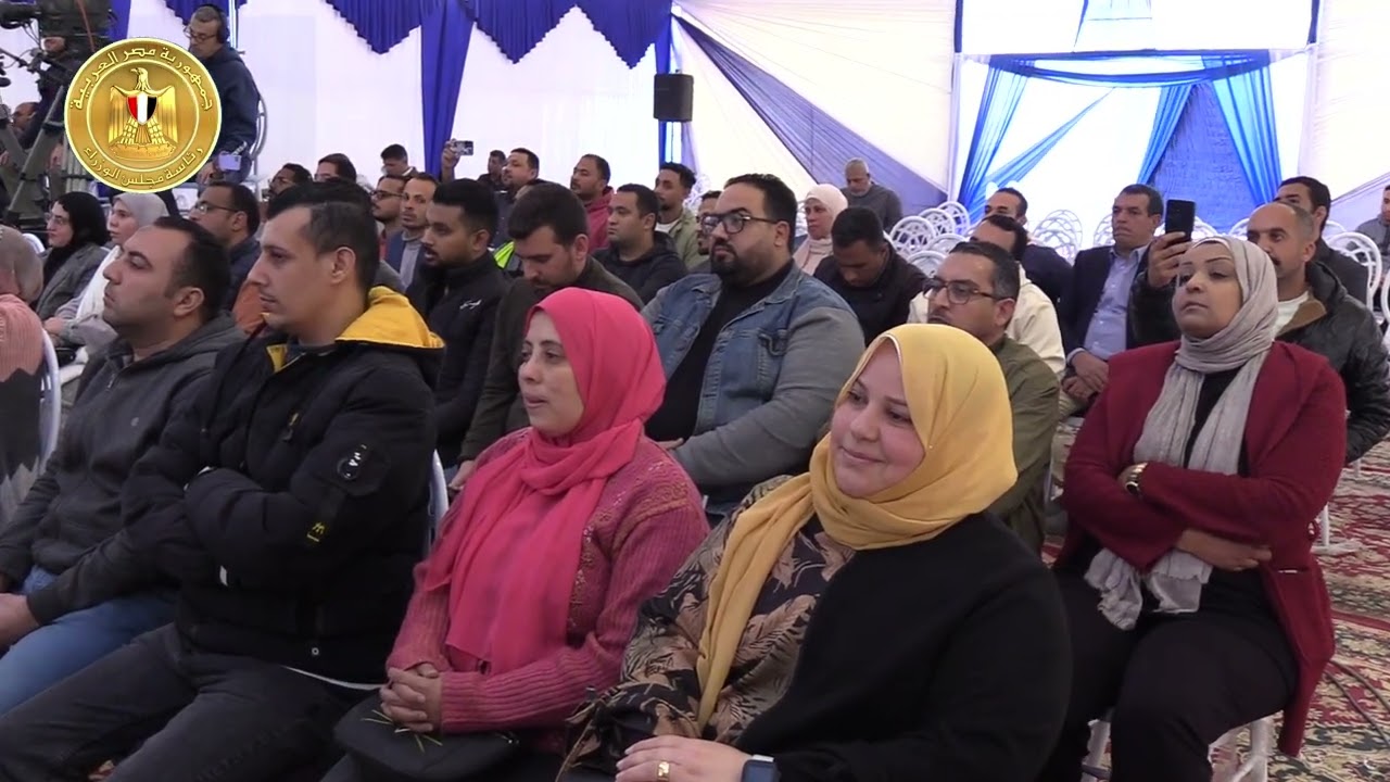 رئيس الوزراء يسلم عددا من عقود وحدات مبادرة 