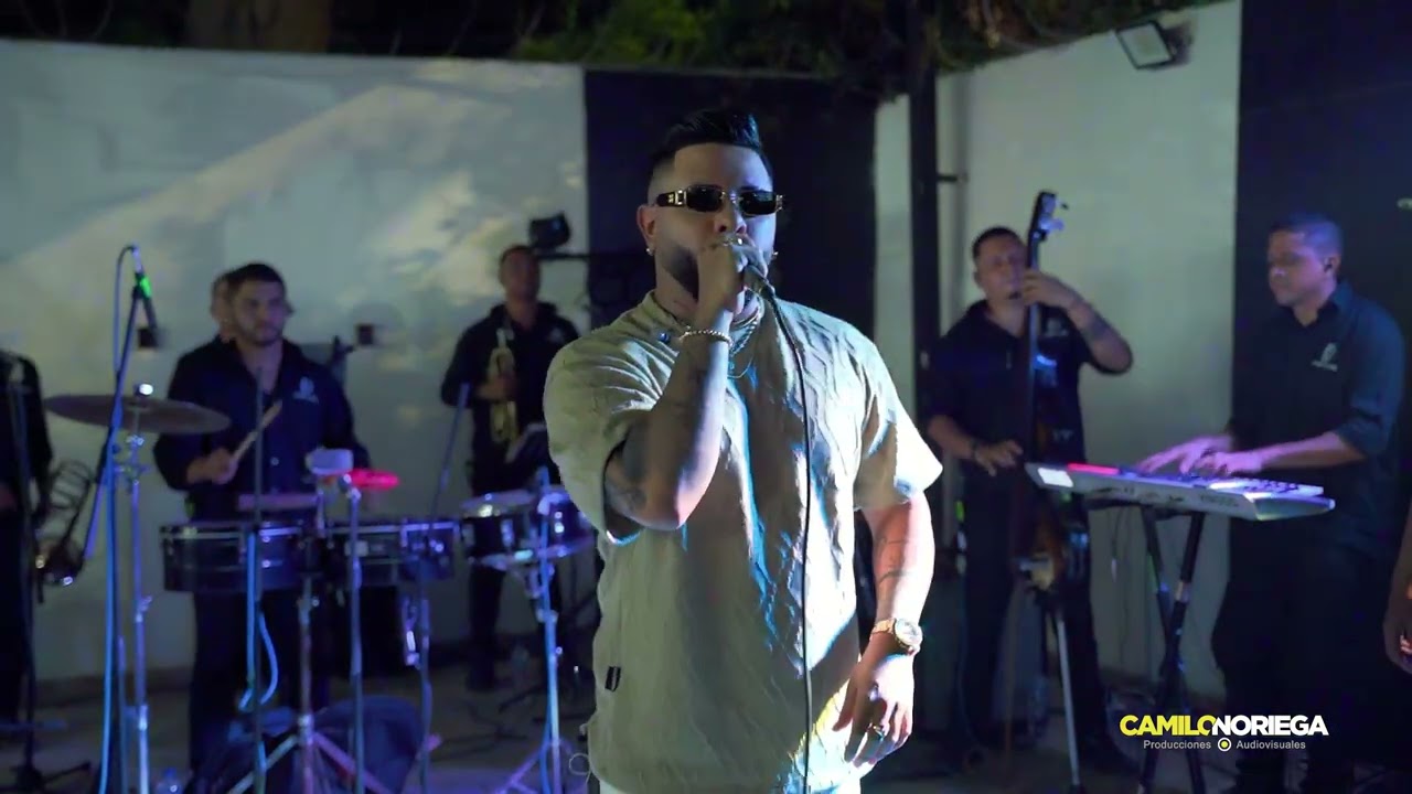 LE HACE FALTA UN BESO - DANNY DANIEL (Live)