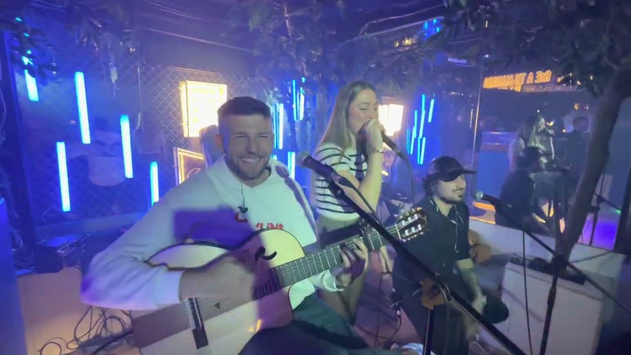 Popurrí de Rumbas en La Que Se Lía // Cerrado Por Vacaciones & Carla