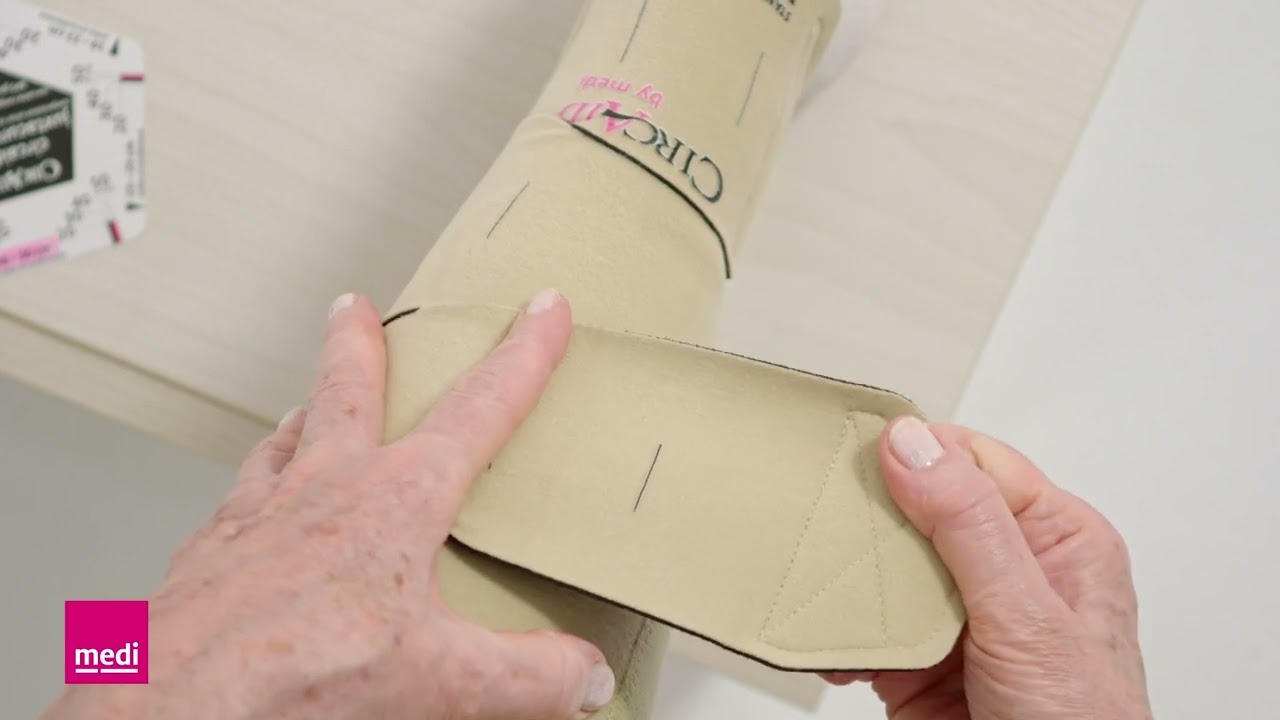 circaid® juxtacures® – návlek na lýtko (oblékání a svlékání)