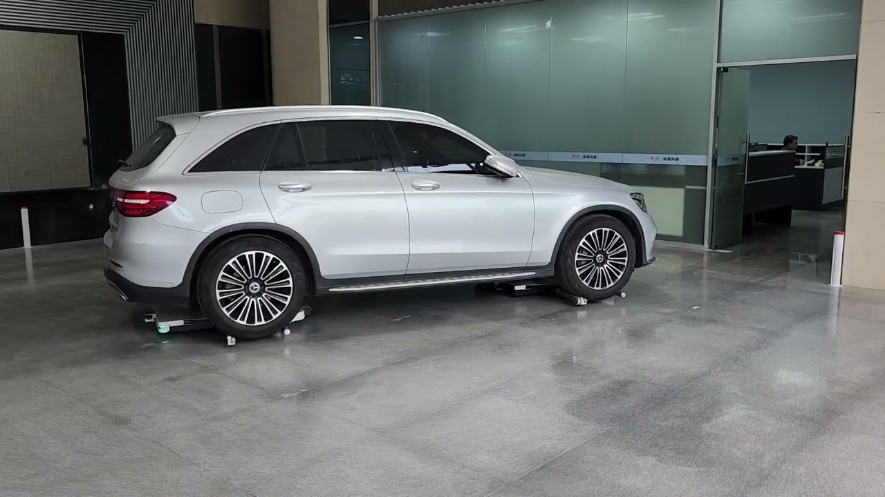 車両搬送ロボット / ロボットの中心を軸にした回転機能も確認しました。Valet parking robot now available rotating movement