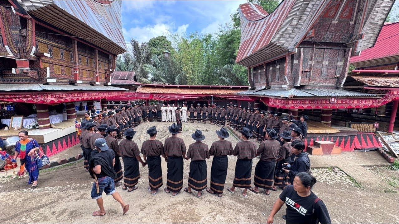 16. Mapasonglo Rambu Solo Pemakaman Almh. Maria Salea Randabunga' / Nenek Sembilan jaya di Ariang