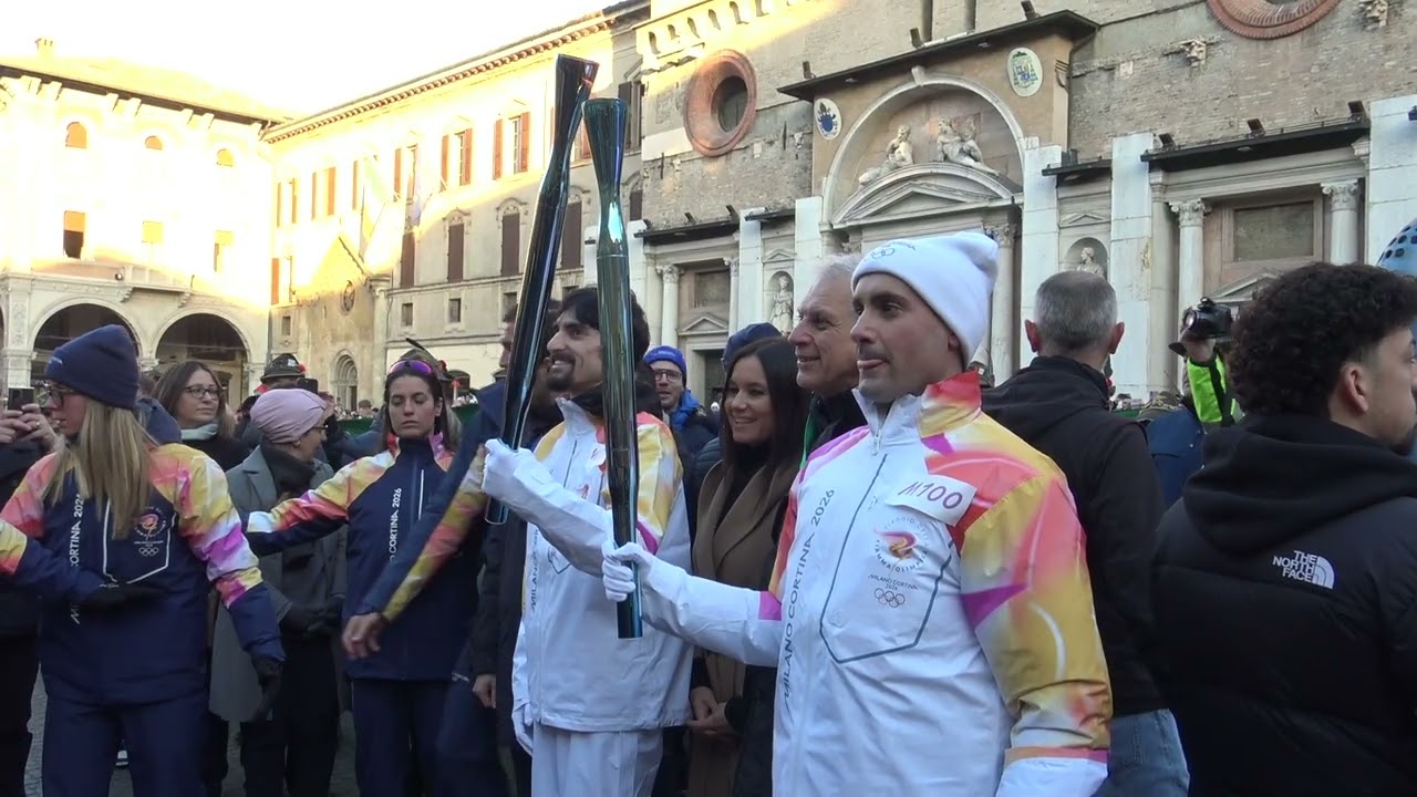 STAFFETTA FIACCOLA CON L'INNO ITALIANO