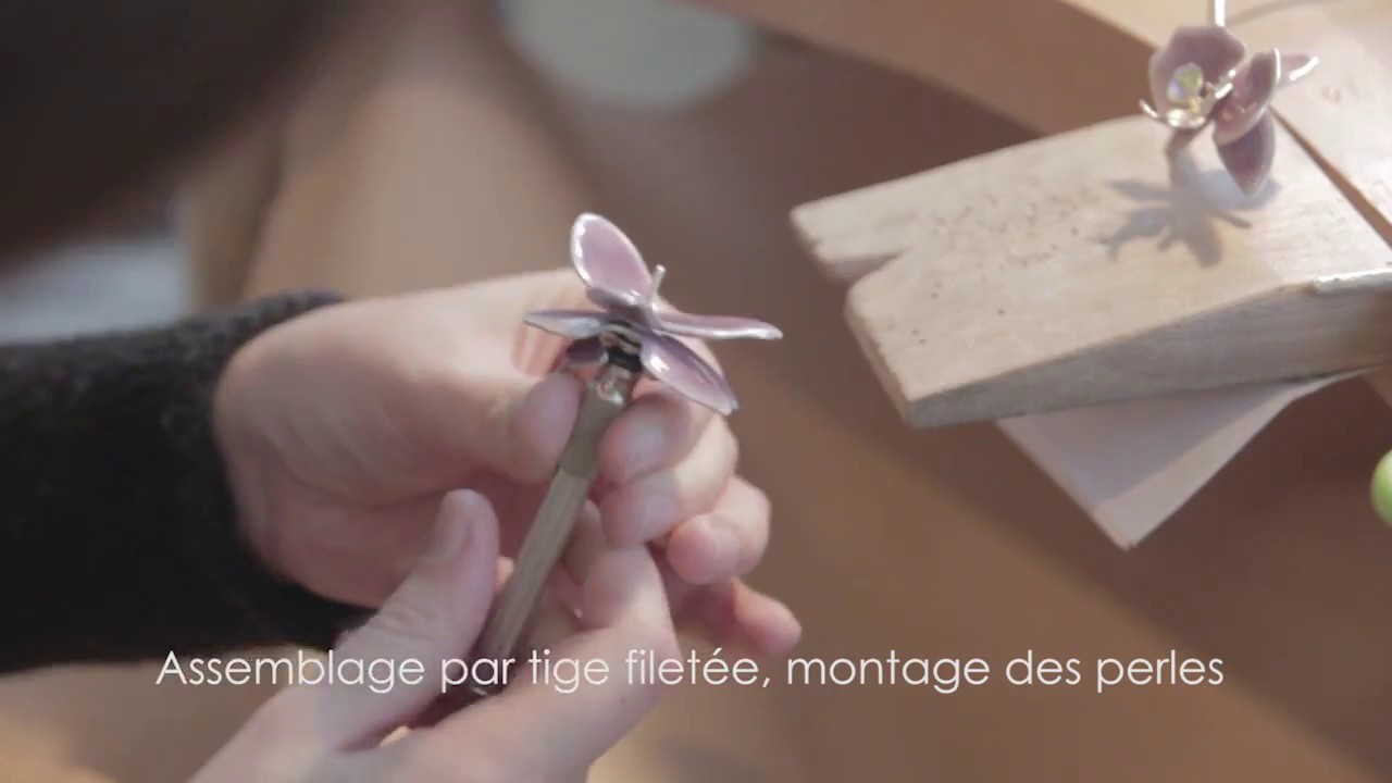 Collier torque aux orchidées