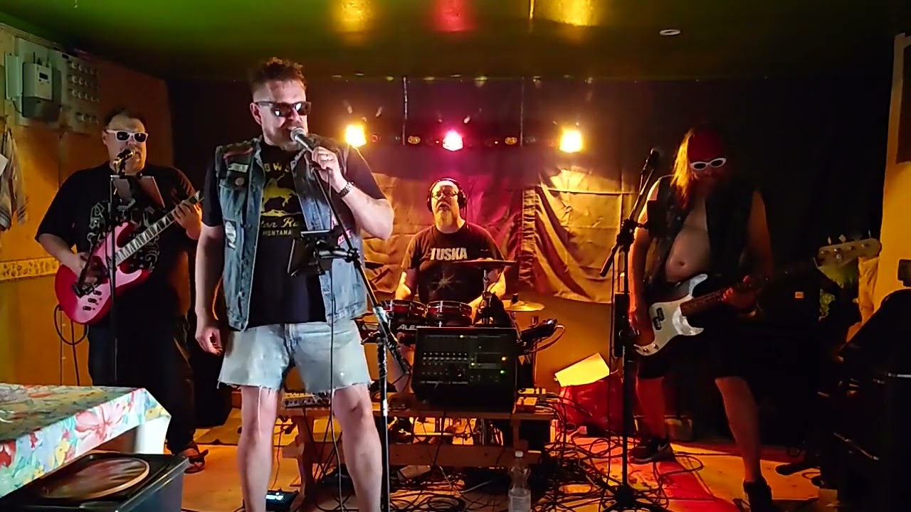 TËSTOSTËRONI - Sam pani kai jotain juomaani (Ne Luumäet cover) Live at Berrydanker 2024