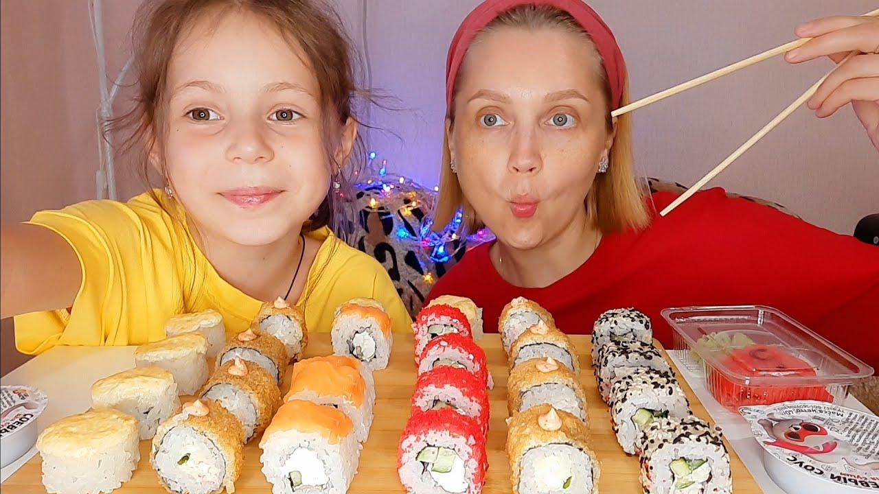 Мукбанг/Роллы🍣Роллы/Mukbang/Rolls/Как вкусно😋Сьедим все или нет...🤔Читаем Комментарии, Приветы