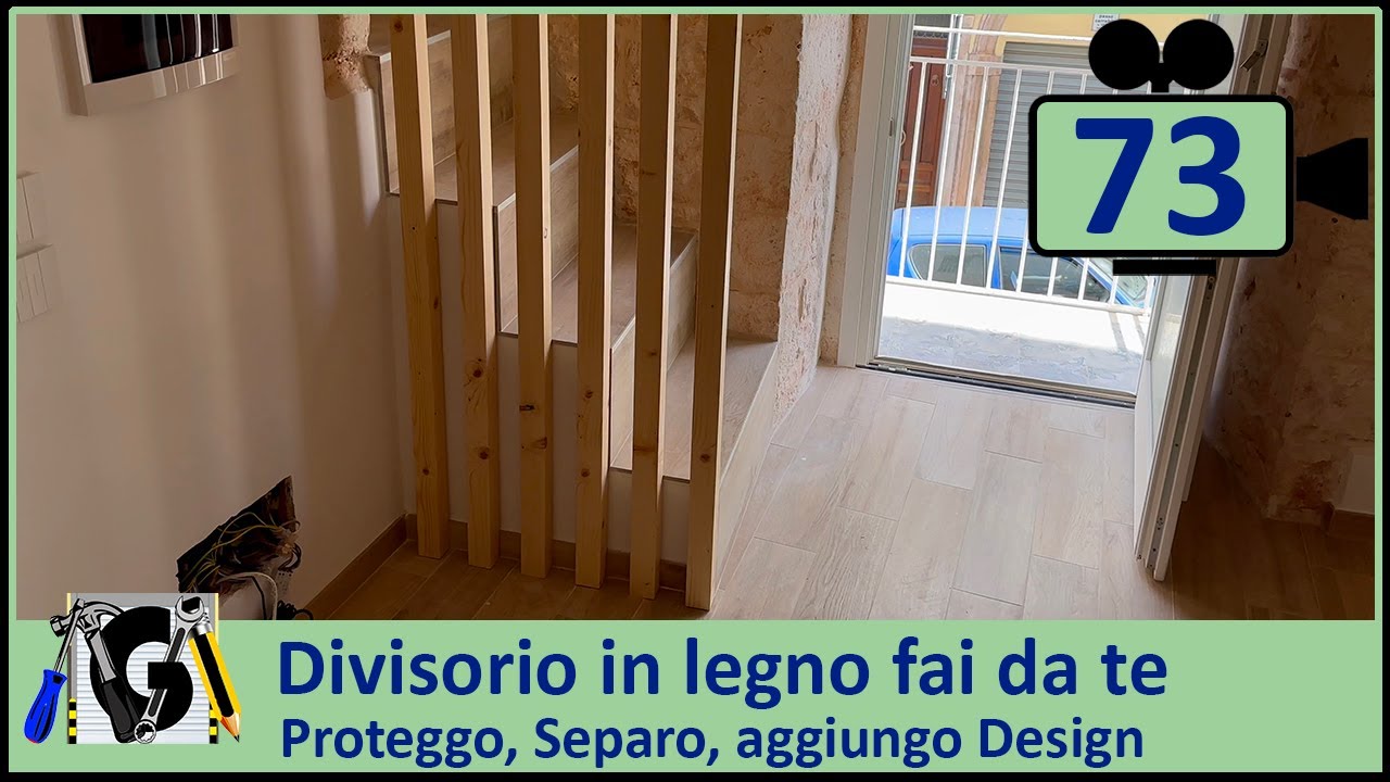 Un Divisorio fatto in legno a protezione di una scala
