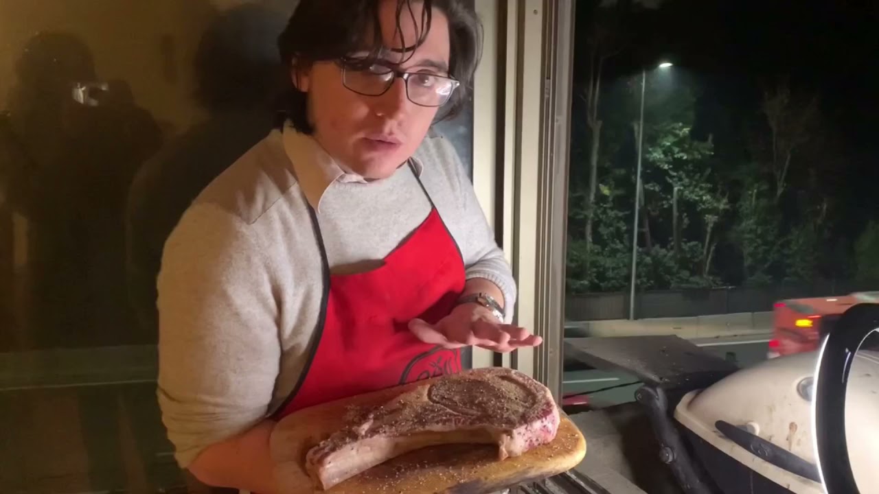Tomahawk a la parrilla a gas