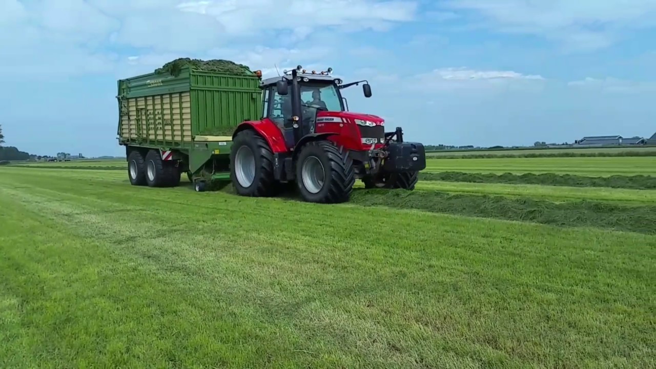 Fam Reitsma aan het  inkuilen.