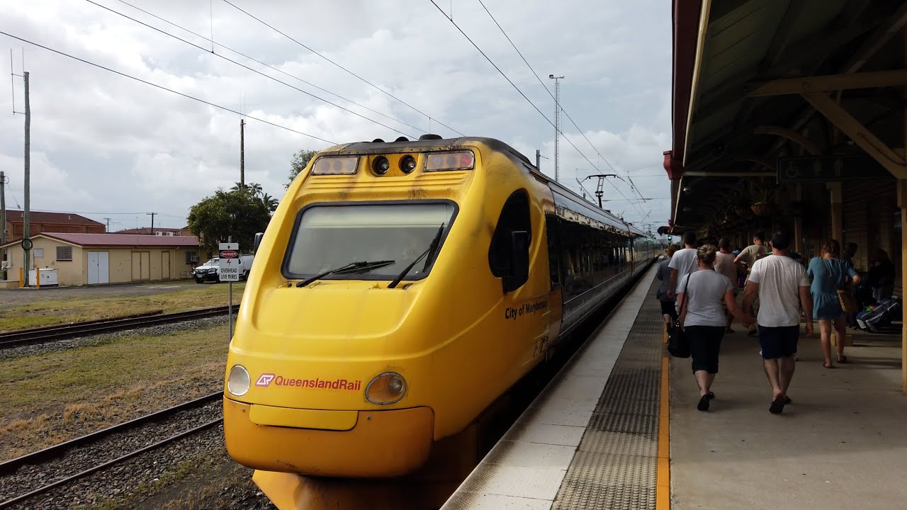 Посадка на поезд Tilt Train между Брисбеном и Бандабергом, Квинсленд, Австралия