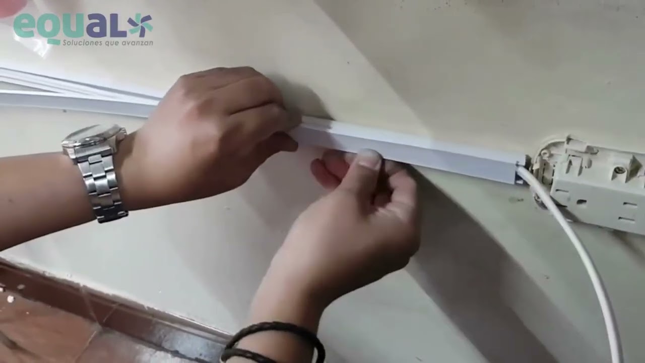 Canaleta Adhesiva | Organización y Protección de Cables de Forma Rápida y Segura