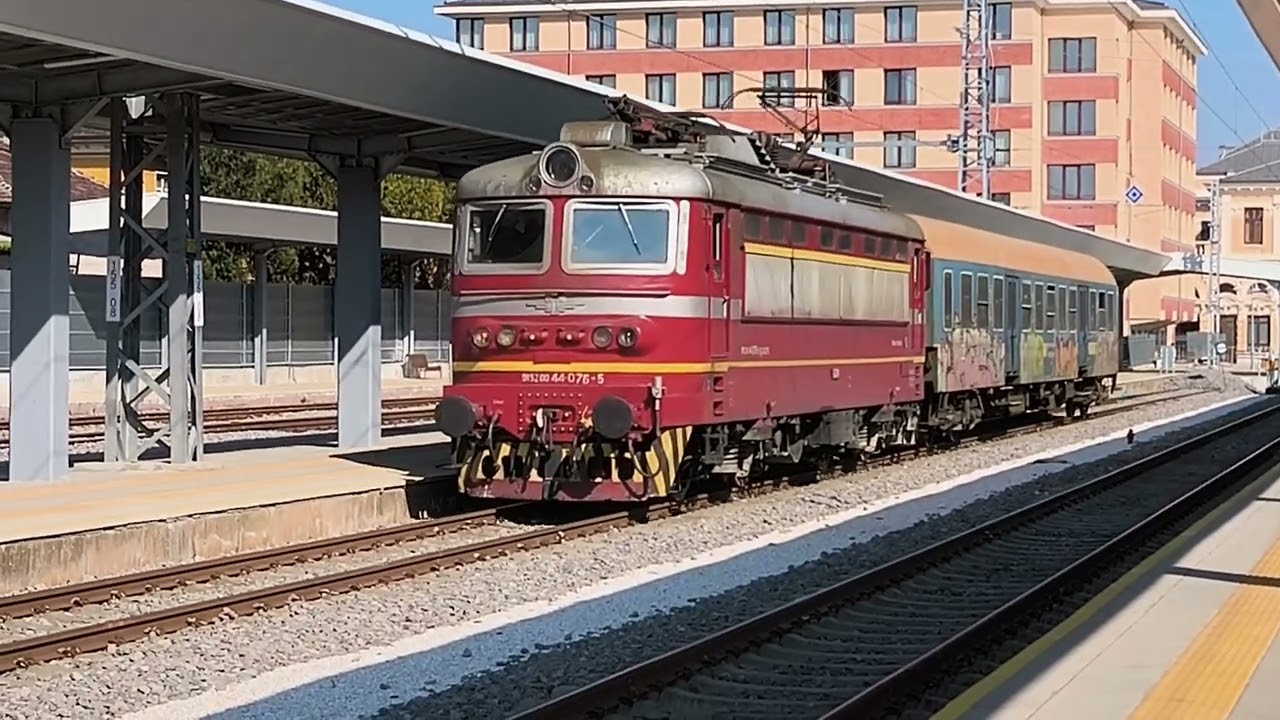 ПВ 80105 Пловдив-Ямбол тръгва от ЦГ Пловдив с локомотив 44 076 „Райна Княгиня