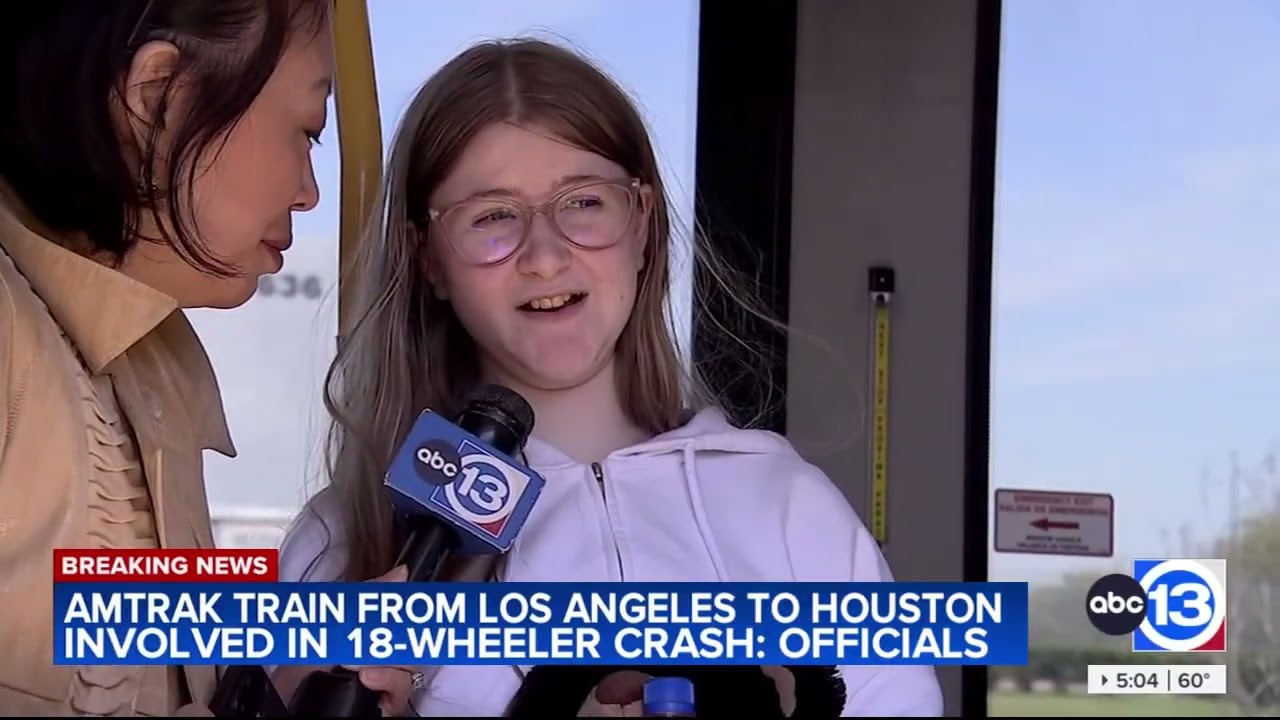 По сообщениям официальных лиц, авария с участием поезда Amtrak и большегрузного автомобиля на тра...