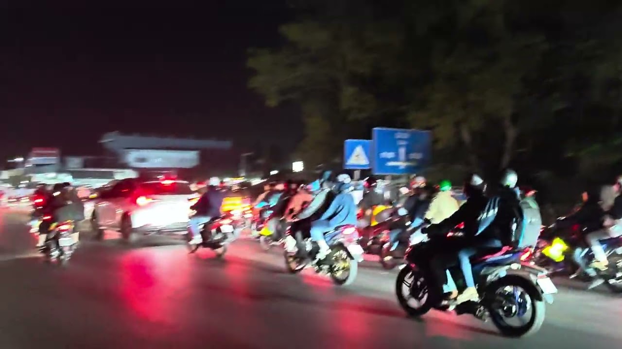 Mùng 6 Tết Dòng Người Đổ Về Sài Gòn, Quốc Lộ N2 Kẹt Xe Đông Như Chảy Hội Dù Đã Đêm Khuya 