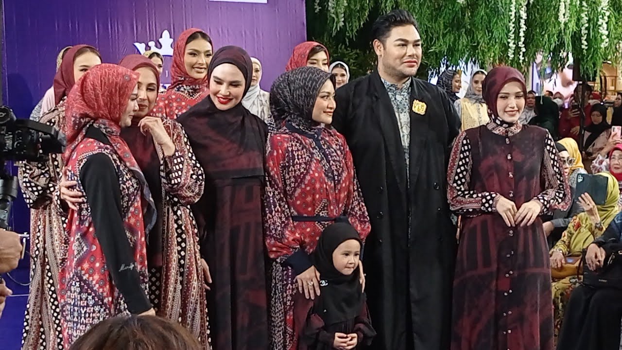 NATHALIE HOLSCHER, KARTIKA PUTRI, IIS DAHLIA, ADELIA PASHA JADI MODEL FASHION SHOW IVAN GUNAWAN