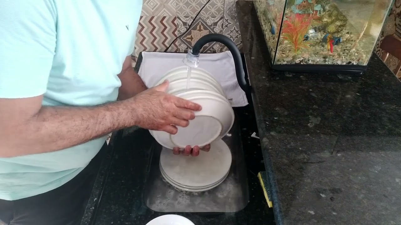 Como lavar pratos # com mais velocidade # igual  de restaurantes .