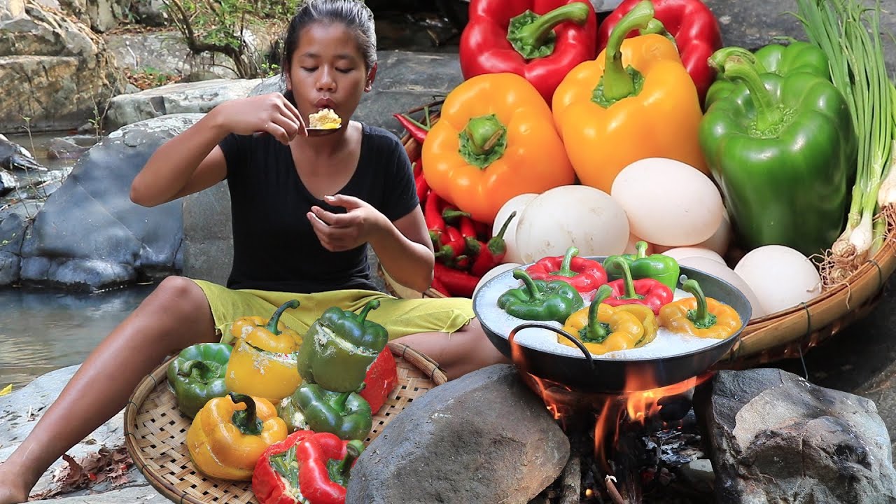 Survival skills: Cooking Duck egg tasty delicious in Bell peppers for Food ideas & Eating delicious