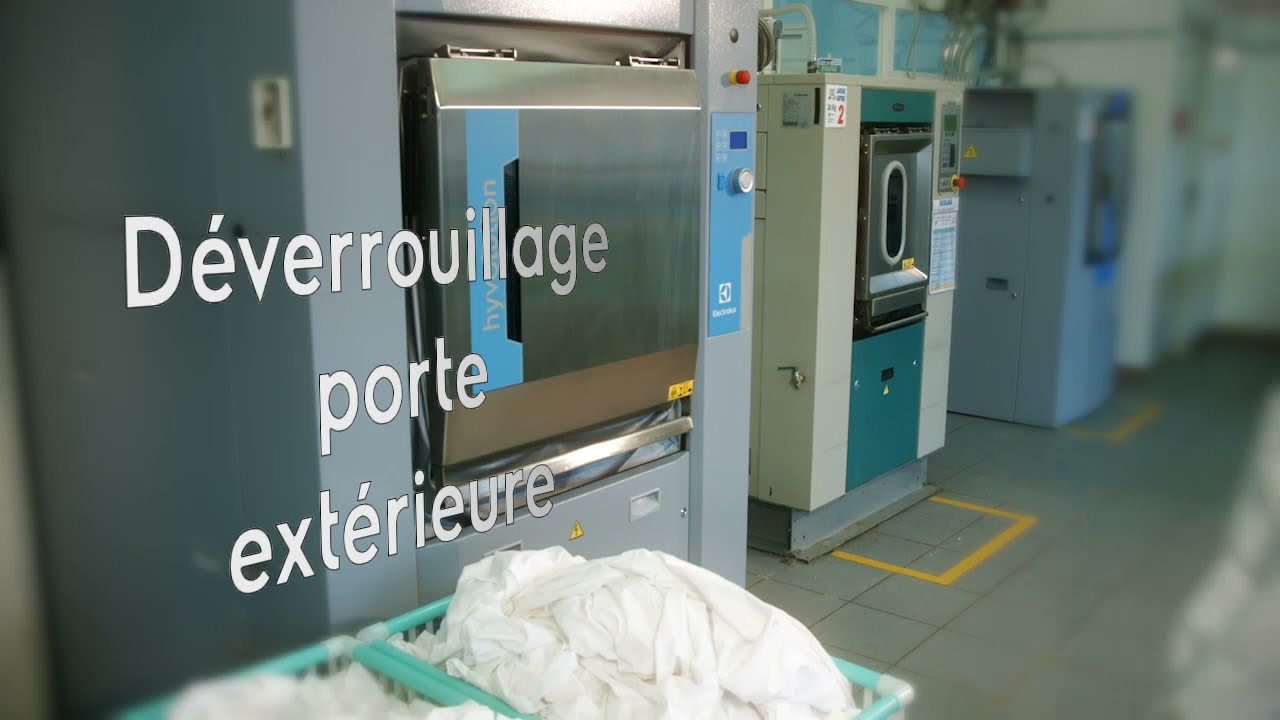 Chargement ultra-simple de la laveuse Hyvolution 50 kg grâce à sa conception ergonomique