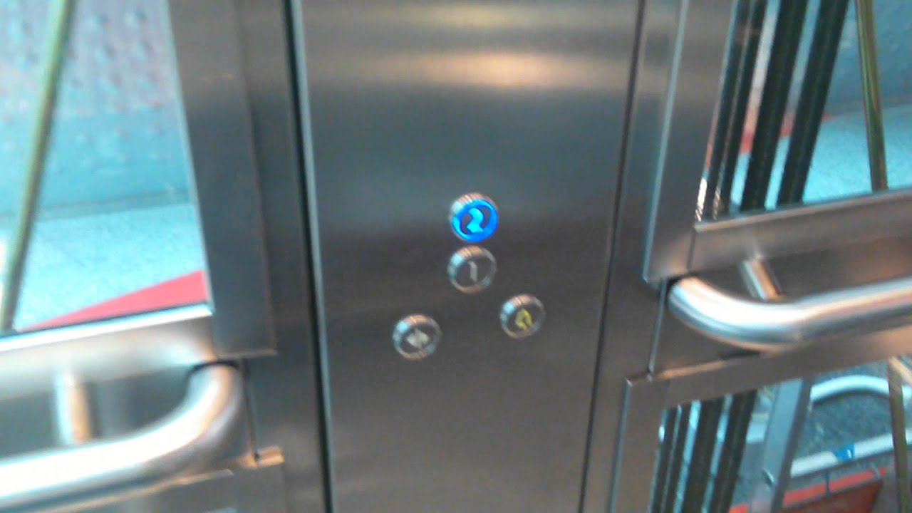 Ascensor KONE de los cines del CC Plaza Imperial (Zaragoza, Aragón, España)