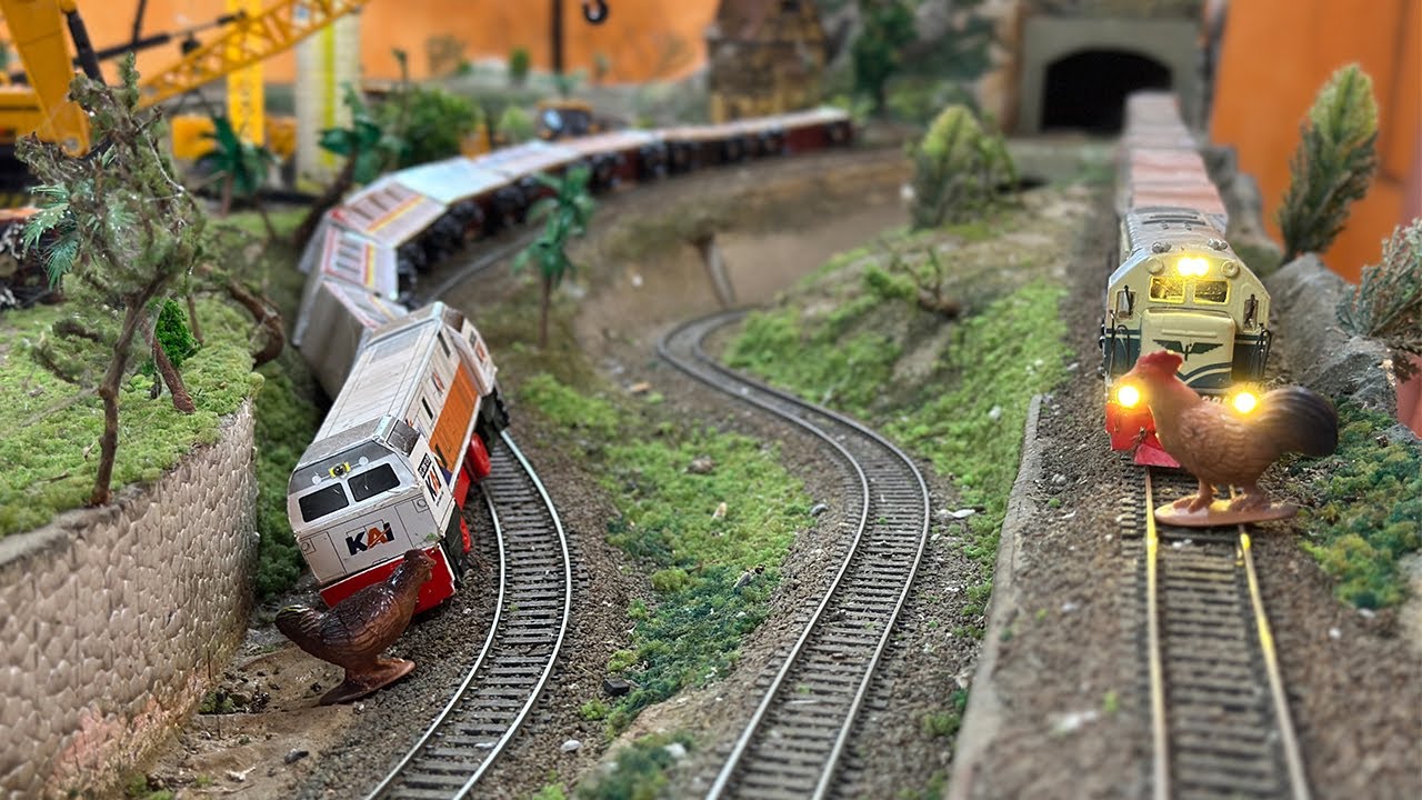 Kereta Api Panjang CC206 dan CC201 Anjlok Menabrak Ayam di Atas Rel - Mainan Kereta Api Indonesia