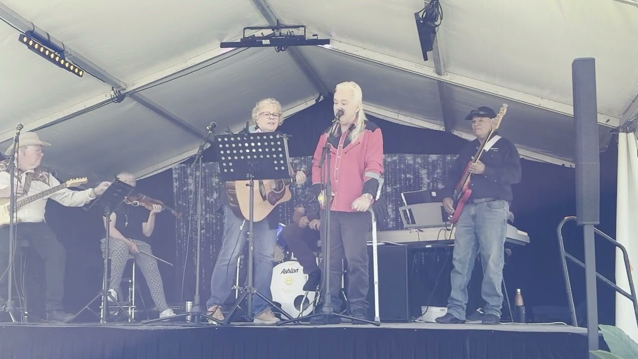 Paul and Sally Holmes, Apex RiverBeach Caravan Park, Country Music, Mildura 18th Sept 2025