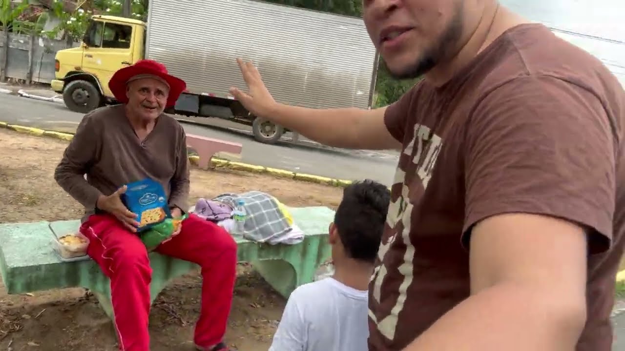 Ensinei meu filho a ajudar o próximo – doação de panetones nas ruas