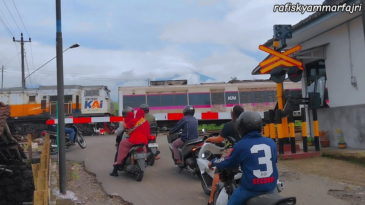Palang Pintu Kereta Api | Railway Crossing In Indonesia | Januari2026 | Ka Taksaka