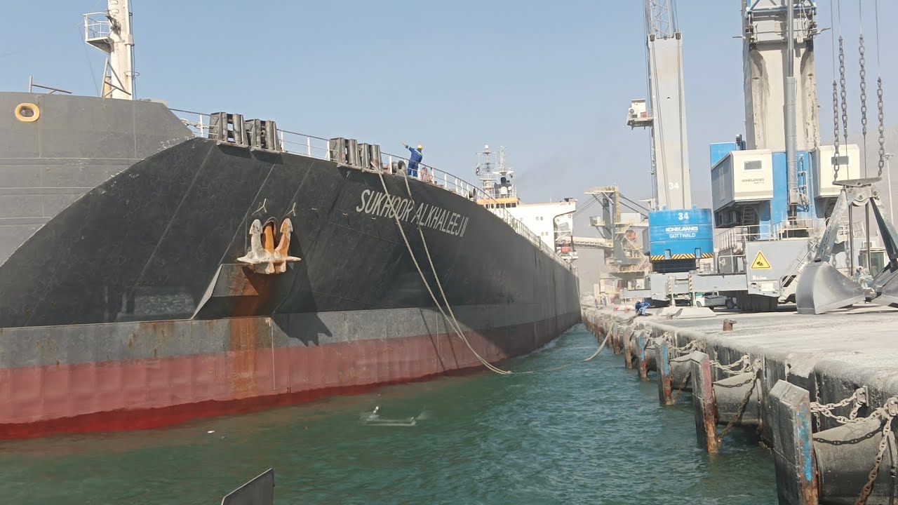 Sukhoor Alkhaleej II bulk carrier unberthing at saqr port. 