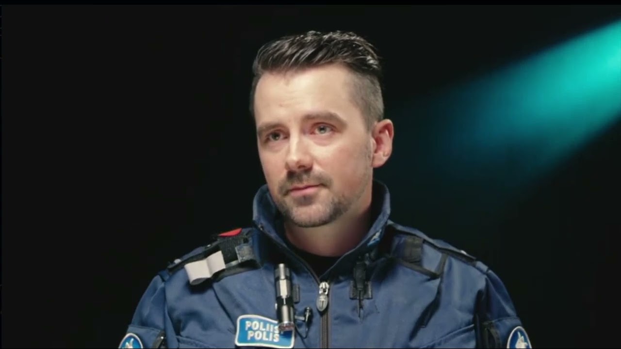 POLIISIT TURKU Miestä seurataan kotiovelle