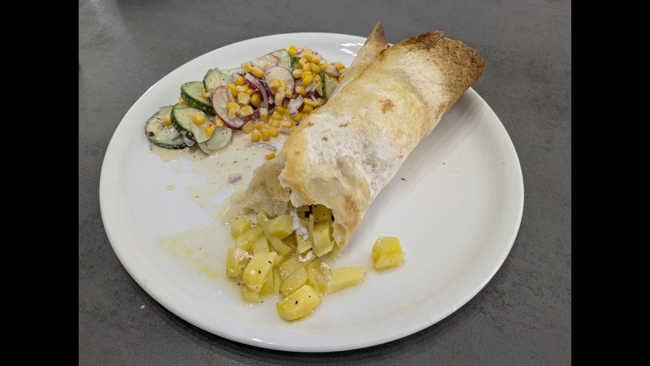 Tortillia gefüllt mit Pute, Tomate, Kartoffeln und Zwiebeln in feiner Käsesauce, dazu frischer Salat