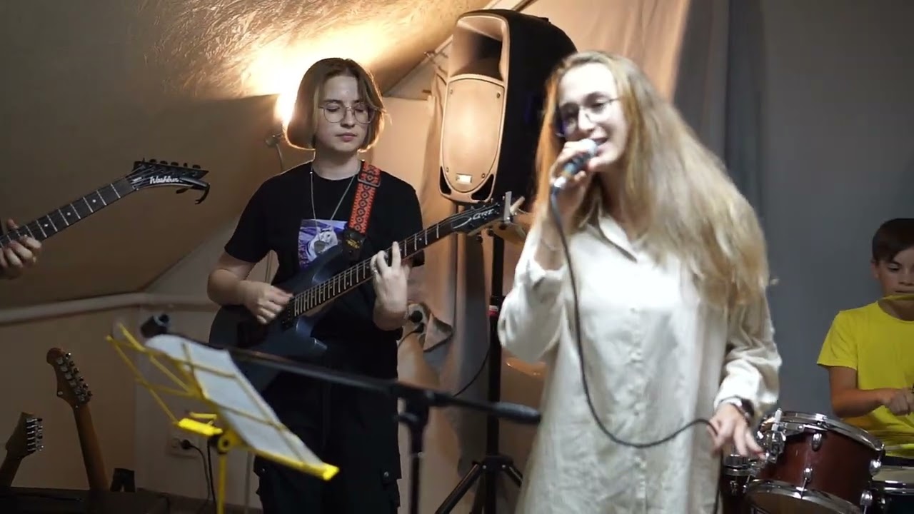Выступление в школе (в группе)