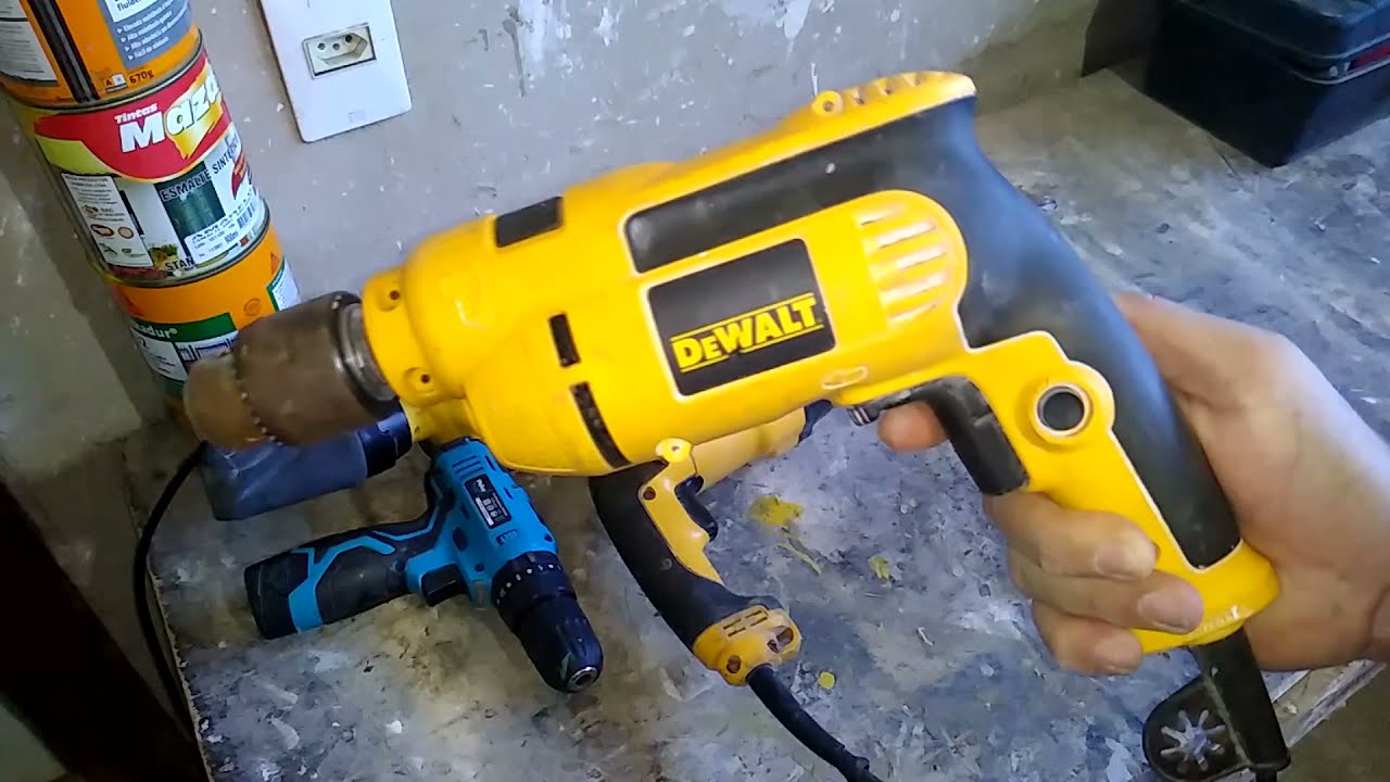 Furadeira Dewalt Dwd502br Furando Concreto de lage com a furadeira de ótima potência.