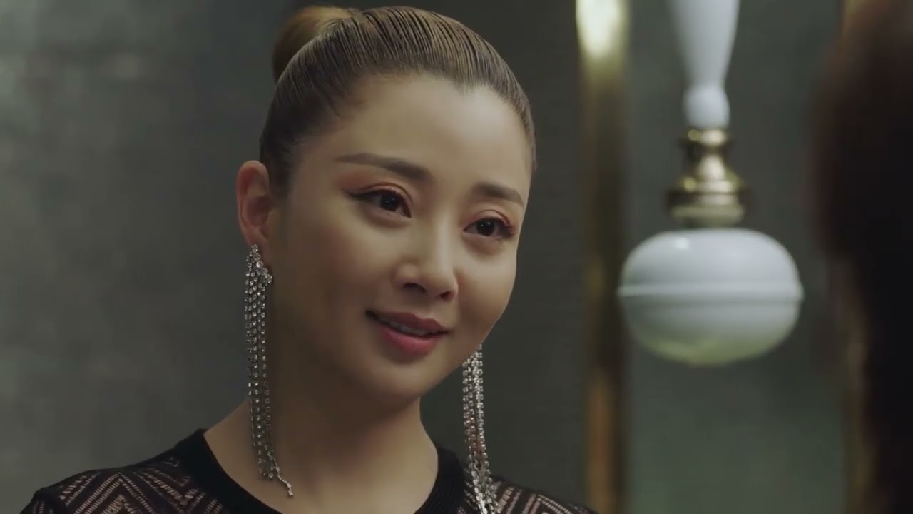 女总裁带着小男友出席宴会，引起众人讨论，哪料小男友父亲竟是宴会最高承办方