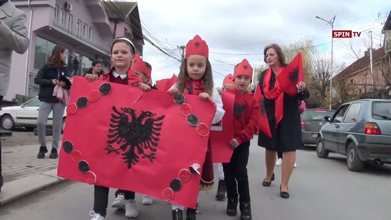 RRUGETIMI I FËMIJËVE TË SHKOLLËS ME RASTIN E FESTËS SE 28 NËNTORIT DITËS SË FLAMURIT NË SHTIME