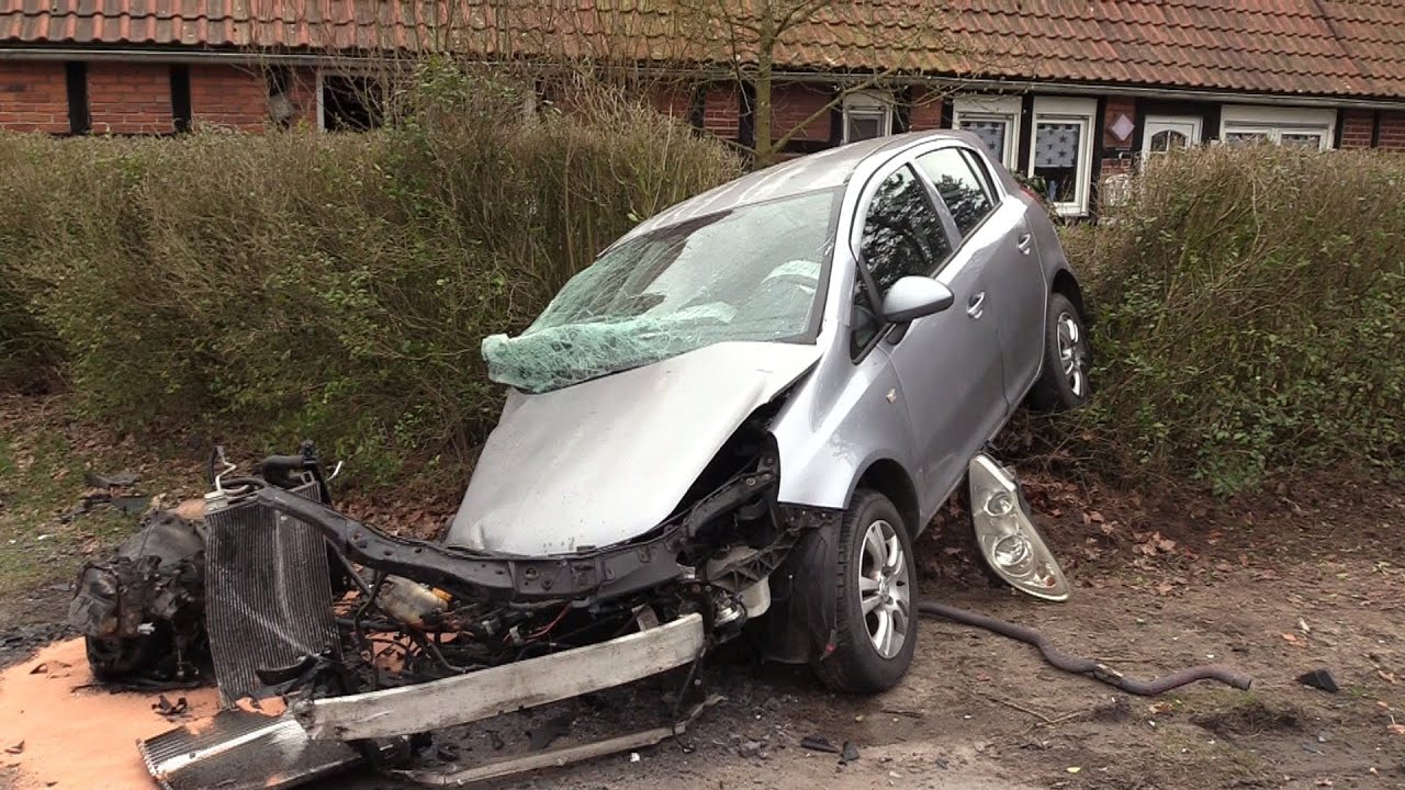 Lienen - PKW frontal gegen LKW - Gelenkmast durchfährt zügig Einsatzstelle