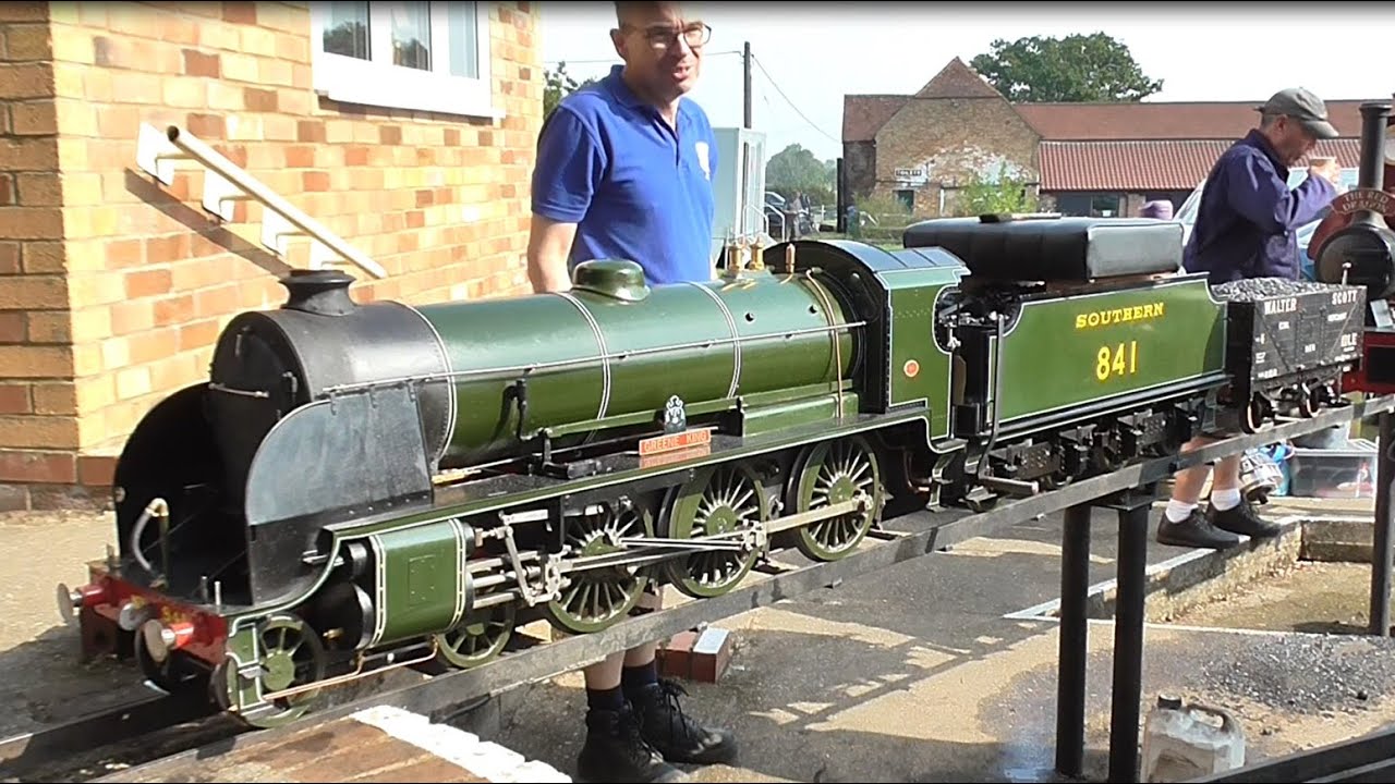 WATCH AN AMAZING VARIETY OF MINIATURE LOCOS IN ACTION IN BEDFORD  FOR A 7¼