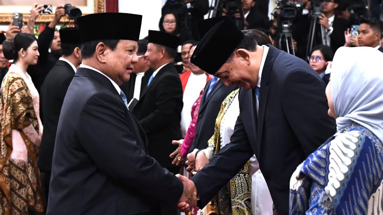 Momen pelantikan Menteri Pertahanan Sjafrie Sjamsoeddin oleh Presiden Prabowo Subianto