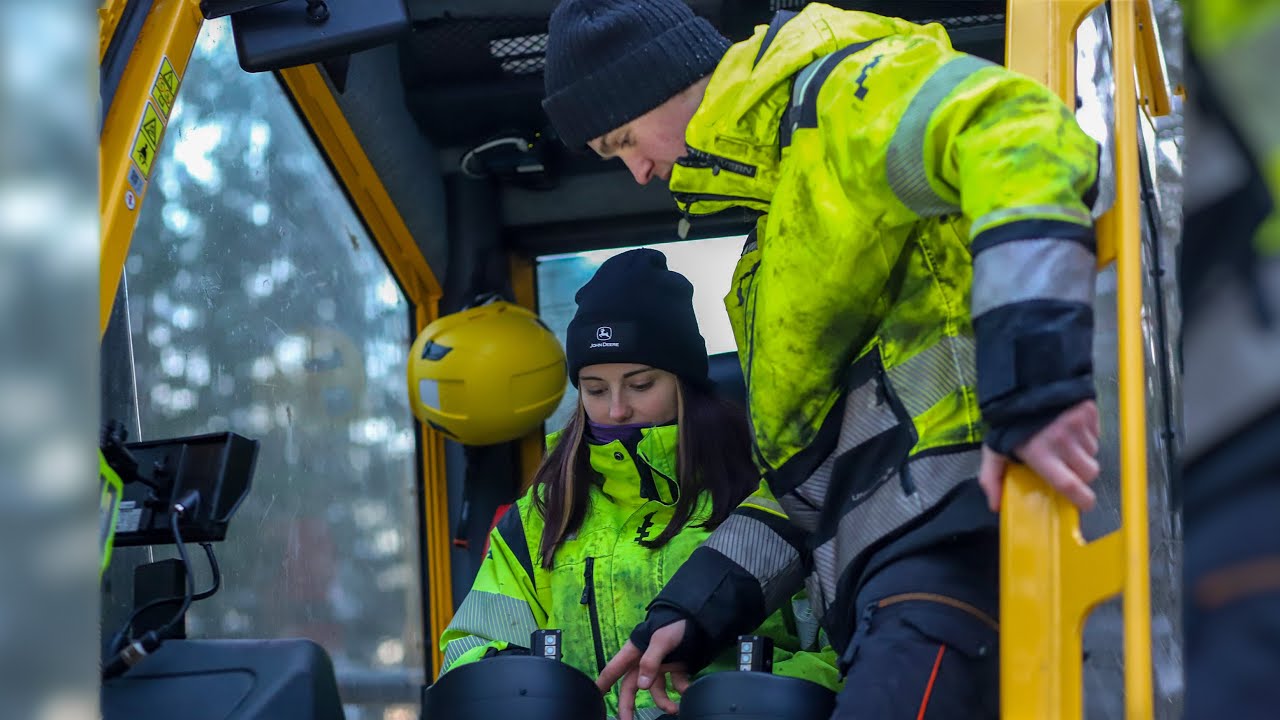Fornøyde lærlinger hos Johansen Skogsdrift